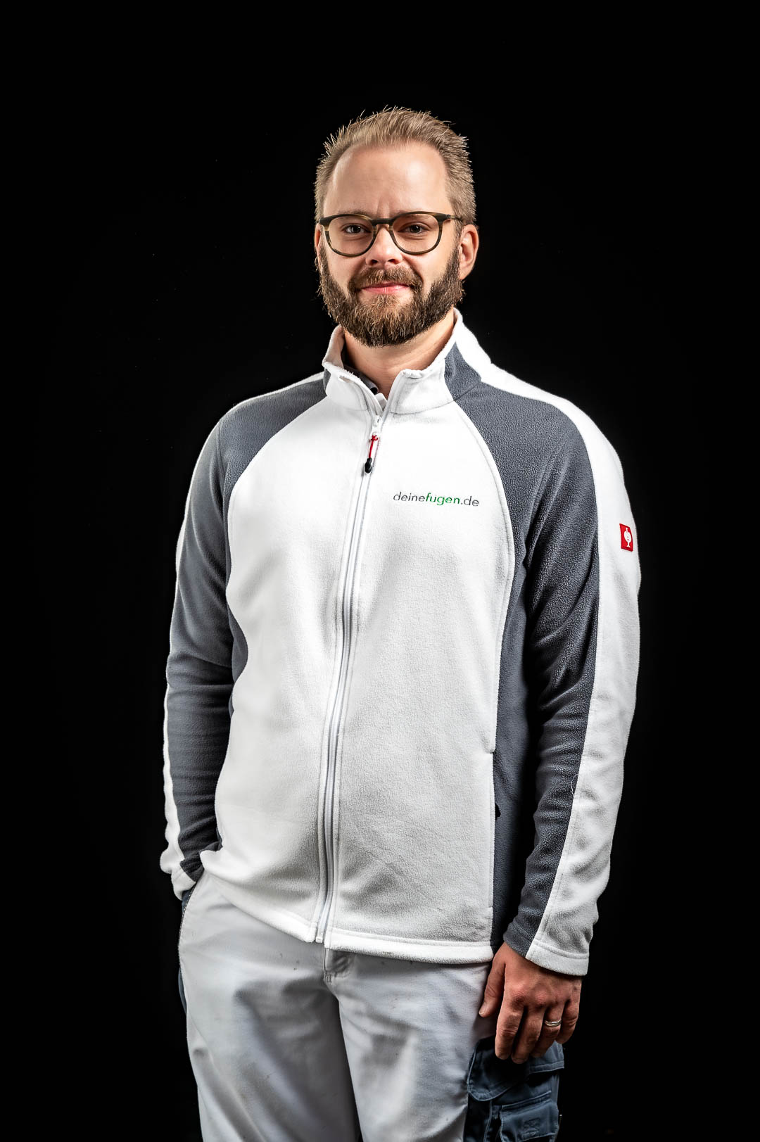 Mitarbeiter mit Brille entspannt
